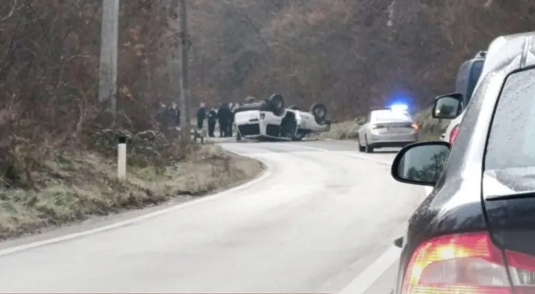 Rrotullohet vetura e policise ne veri kosovaime.tv