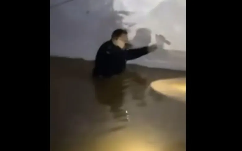 Momenti kur PoIicia shpëton dy të moshuar nga vërshimet në Gjilan